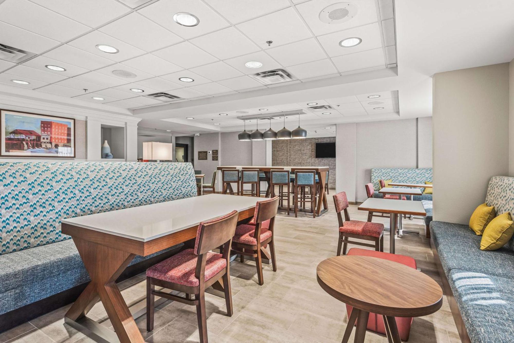 Hampton Inn Columbus-North Exteriör bild